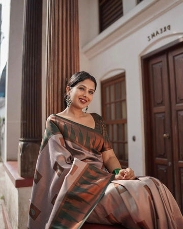Artistic Lichi Silk Saree with Exquisite Jacquard Patterns