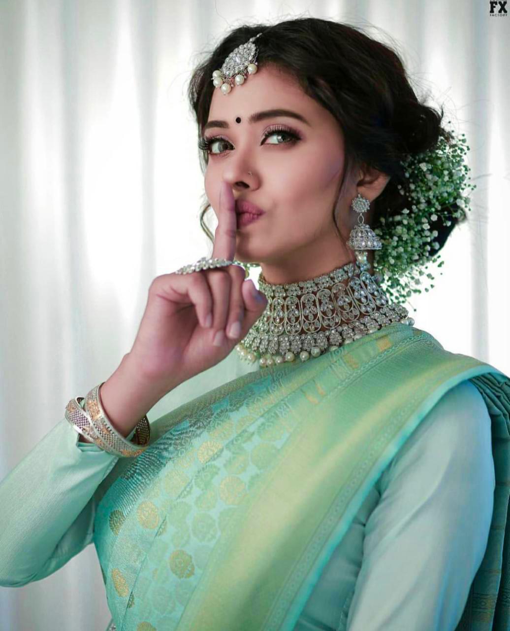 Timeless Lichi Silk Saree with Ornate Jacquard Work