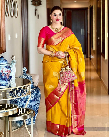 Plush Jacquard Lichi Silk Saree with Lavish Pallu