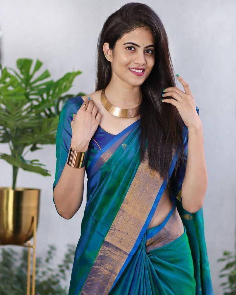 Grand Lichi Silk Saree with Lavish Pallu & Border