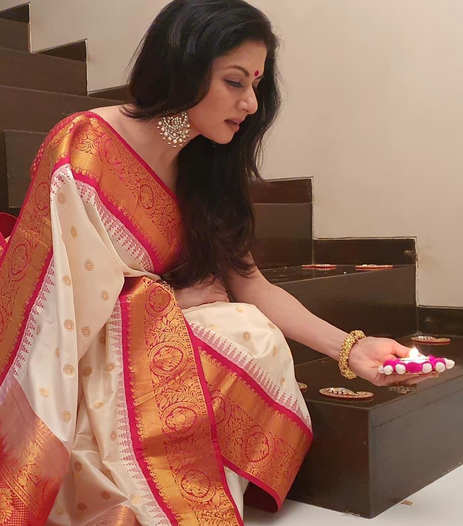 Elegant Soft Lichi Silk Saree with Ornate Jacquard Pallu