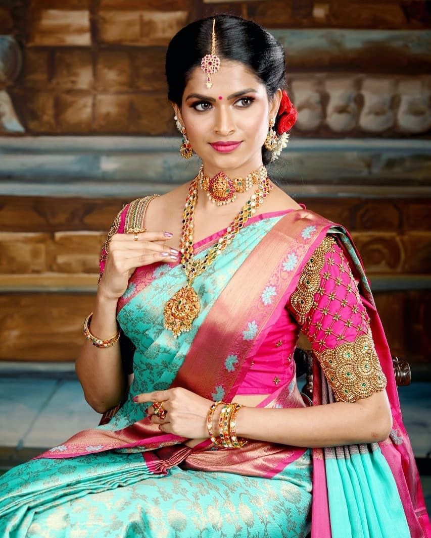 Luxurious Lichi Silk Saree with Lavish Jacquard Motifs