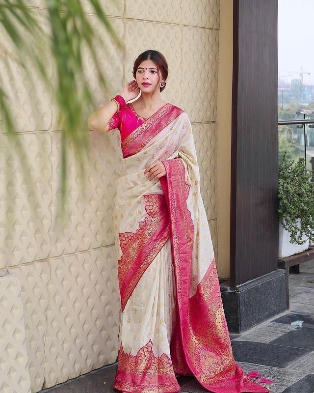 Captivating Lichi Silk Saree with Beautiful Pallu and Blouse