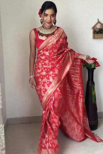 Timeless Lichi Silk Saree with Stunning Jacquard Motifs