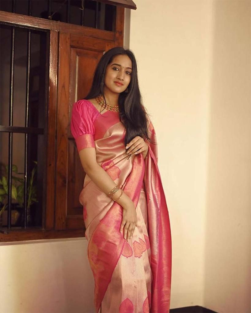 Captivating Soft Lichi Silk Saree with Elegant Rich Pallu