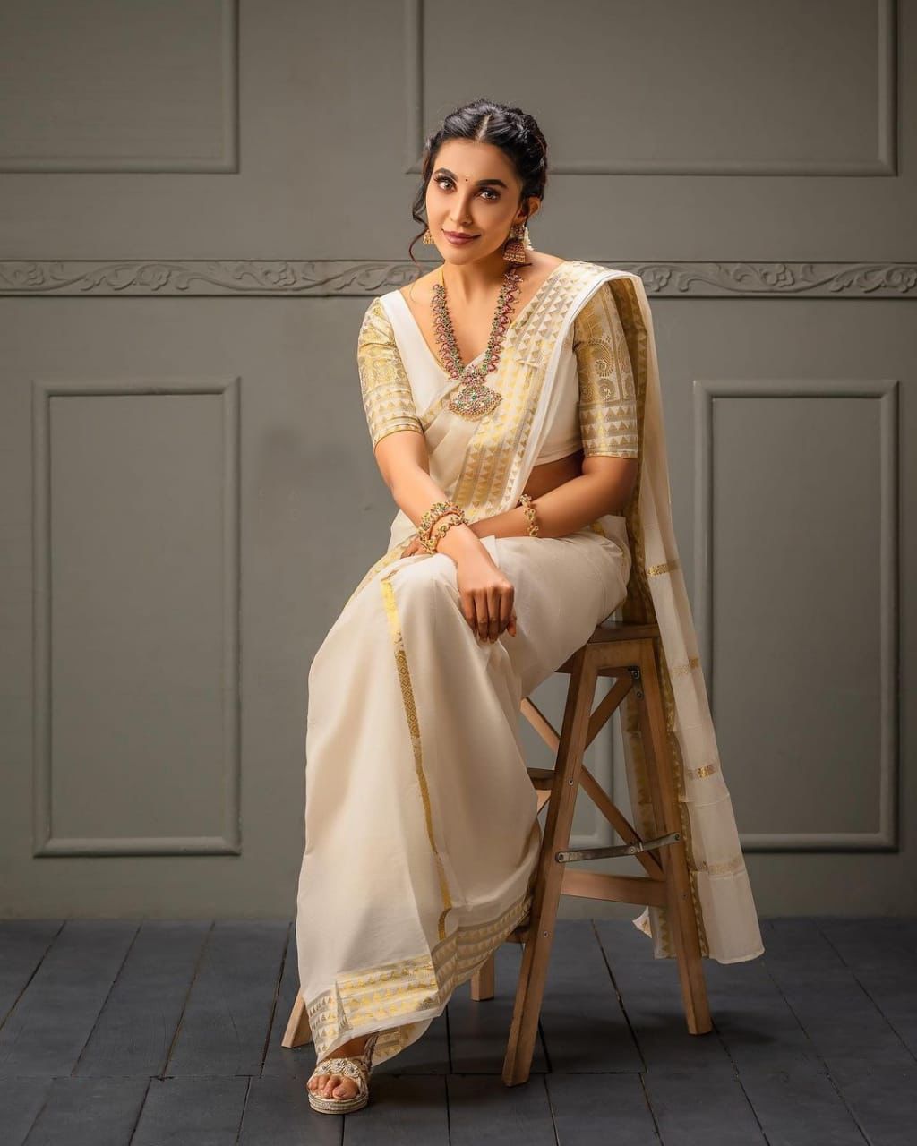 Sophisticated Lichi Silk Saree with Rich Jacquard Motifs