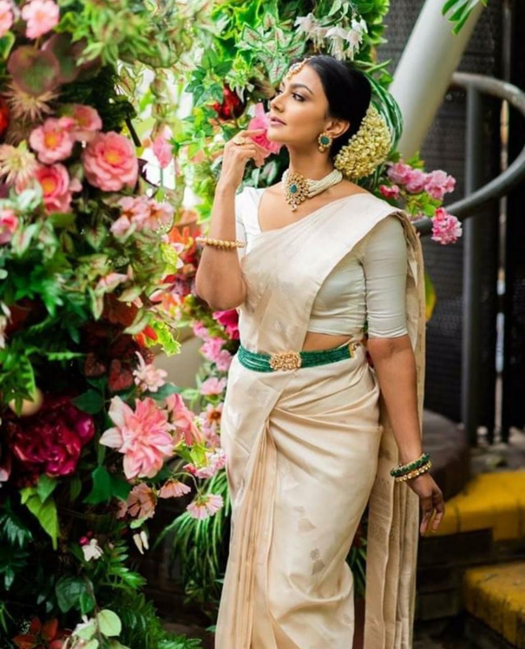 Captivating Lichi Silk Saree with Artistic Pallu Motifs