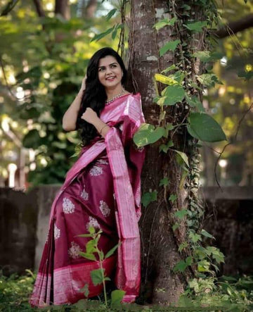 Sophisticated Lichi Silk Saree with Lavish Pallu Details
