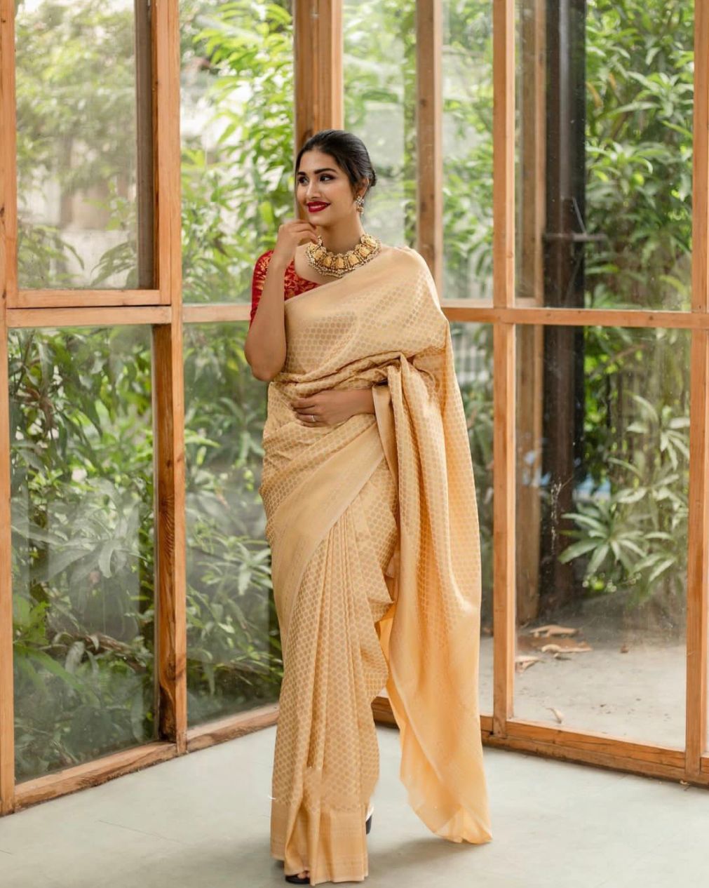 Captivating Jacquard Lichi Silk Saree with Stunning Border