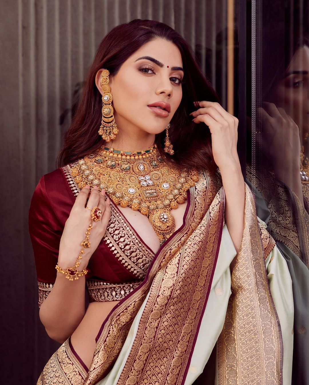 Opulent Lichi Silk Saree with Stunning Blouse Accents