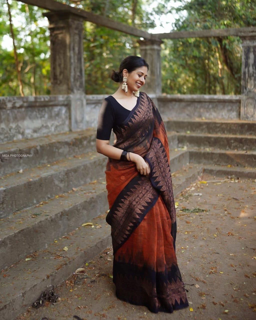 Captivating Jacquard Lichi Silk Saree with Exclusive Border