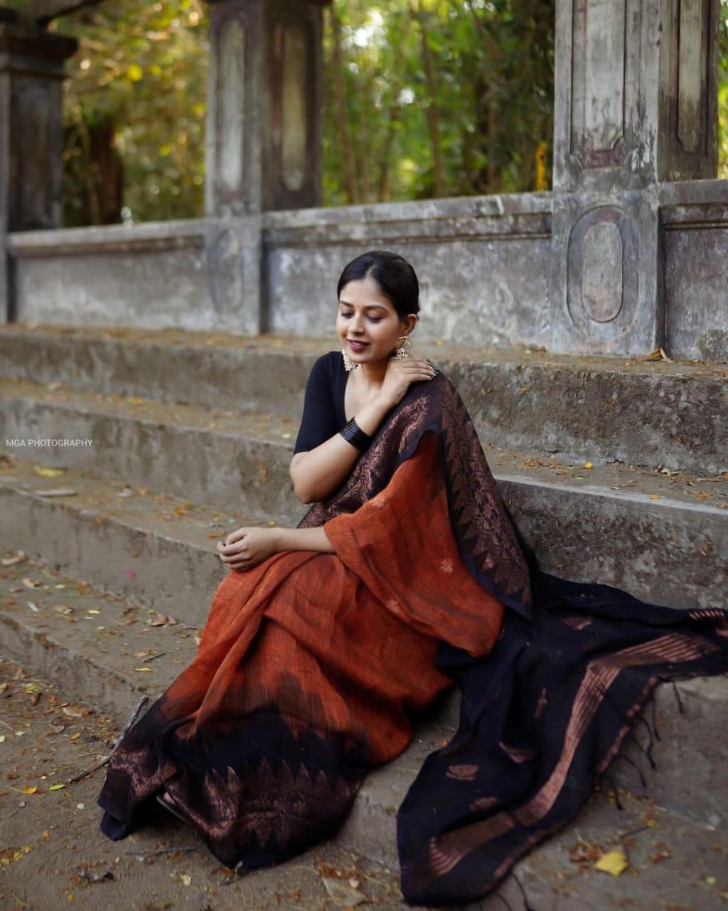 Captivating Jacquard Lichi Silk Saree with Exclusive Border