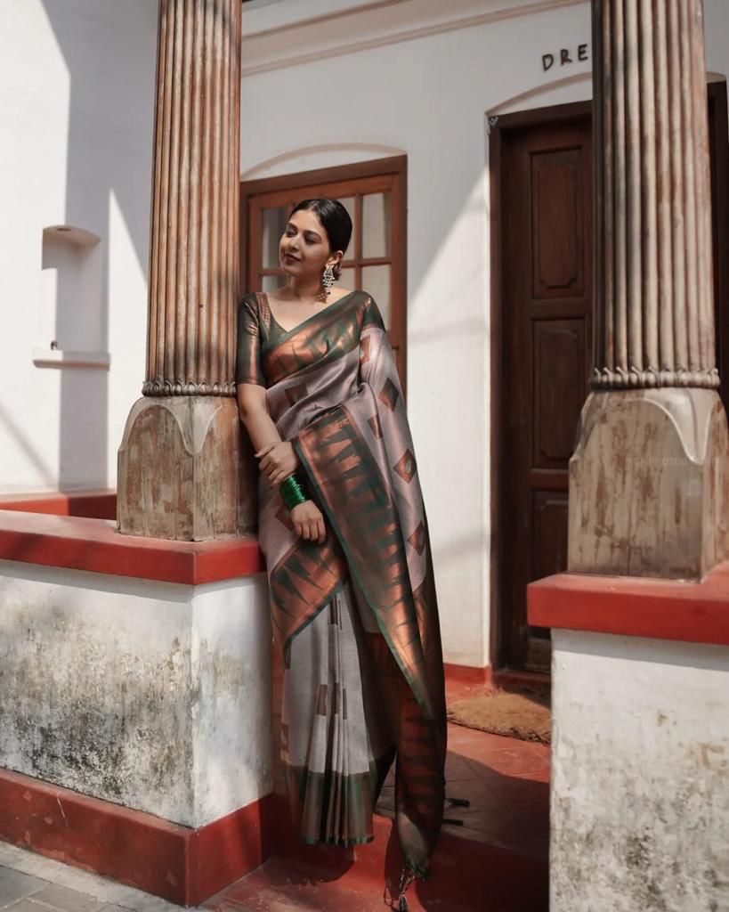 Artistic Lichi Silk Saree with Exquisite Jacquard Patterns